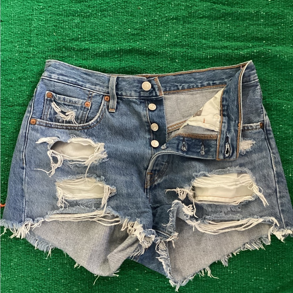 Levi 501 button fly shorts -SZ 27
Waist 14”
Inseam 2”
B2